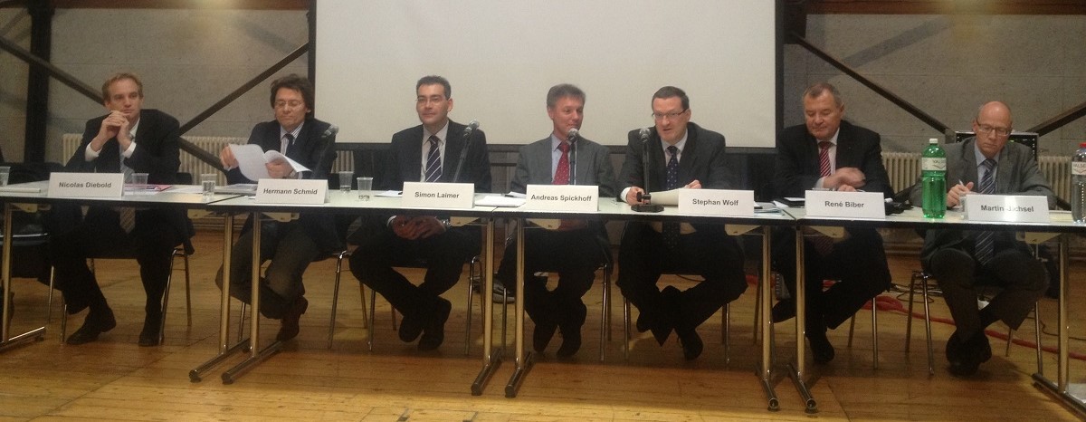 Die Teilnehmer der Podiumsdiskussion von links nach rechts: Nicolas Diebold, Hermann Schmid, Simon Laimer, Andreas Spickhoff, Stephan Wolf, René Biber, Martin Bichsel